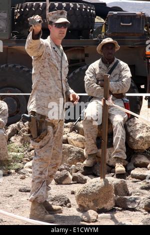 Stati Uniti Marine Corps Staff Sgt. Bernard Coyne, un'eliminazione degli ordigni esplosivi tecnico con la lotta contro il battaglione della logistica 24, 24 Foto Stock