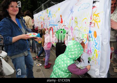 (140531) -- SOFIA, 31 maggio 2014 (Xinhua) -- i bambini disegnare le immagini durante la fete per la Giornata dei bambini a Sofia, Bulgaria, 31 maggio 2014. La fete per la Giornata dei bambini si terrà per due giorni. (Xinhua/Chen appendere) (zhf) Foto Stock