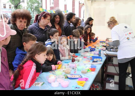 (140531) -- SOFIA, 31 maggio 2014 (Xinhua) -- i bambini fanno carte durante la fete per la Giornata dei bambini a Sofia, Bulgaria, 31 maggio 2014. La fete per la Giornata dei bambini si terrà per due giorni. (Xinhua/Liu Zai) (zhf) Foto Stock