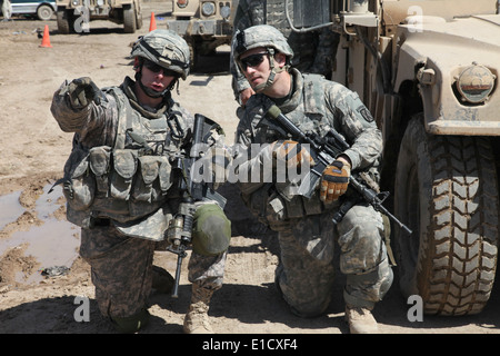 Stati Uniti Soldati dal Bravo Company, 2° Battaglione, quattordicesimo Reggimento di Fanteria, 2° Brigata Team di combattimento, decimo Montagna divisione coordi Foto Stock