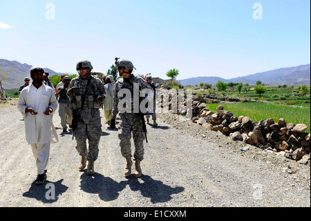 Provincia di Khost, Afghanistan ??? Stati Uniti Navy Master Chief Petty Officer Glenn Niematalo e il Tenente j.g. Anthony Delgadillo, Khost Pro Foto Stock