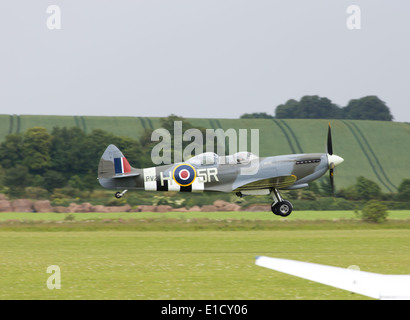 Una guerra mondiale II Spitfire fighter a Duxford Air Show in D-Day marcature per celebrare il settantesimo anniversario del D-Day sbarco Foto Stock