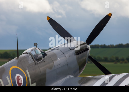 Una guerra mondiale II Spitfire fighter a Duxford Air Show in D-Day marcature per celebrare il settantesimo anniversario del D-Day sbarco Foto Stock