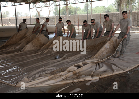 Stati Uniti I soldati si muovono una vescica di acqua in corrispondenza del giunto di sicurezza del sito Shaura Um Jidr a Baghdad, Iraq, Aprile 6, 2010, prima di svuotamento e Foto Stock