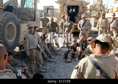 Stati Uniti Marine Corps 1Lt. Kimberly Smith conduce una pattuglia breve sulla base di pattuglia Jaker nel distretto di Nawa dell'Helmand provi Foto Stock