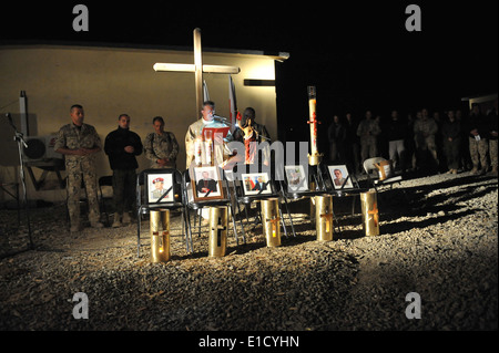 Stati Uniti e servizio Polacco membri frequentare un memoriale di servizio in avanti su una base operativa Ghazni, Afghanistan, 10 aprile 2010, a hon Foto Stock