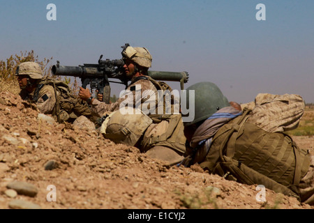 Stati Uniti Marine Corps Lance Cpl. La Giordania Christie si prepara a fuoco una spalla-lanciato multipurpose assault arma a un composto in Foto Stock