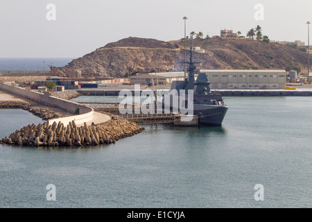 RSS tenace un formidabile fregata classe della Repubblica di Singapore Navy ormeggiata in Salalah, Oman. Foto Stock