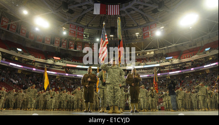 Stati Uniti Salutiamo i soldati durante la riproduzione di un inno nazionale durante una cerimonia di homecoming a RBC Center di Raleigh, North Carolina, Foto Stock