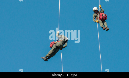 USDA Foresta Servizio elicottero nazionale Rappel vigili del fuoco scendere da una campana 205A-1 elicottero annuale durante il corso di formazione per la certificazione Maggio 15, 2014 in salmone, Idaho. Foto Stock