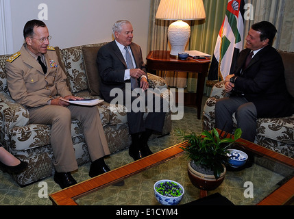 Il Segretario della Difesa Robert M. Gates e Presidente del Comune di capi di Stato Maggiore della Marina Militare Adm. Mike Mullen incontro con il re Abdullah II Foto Stock