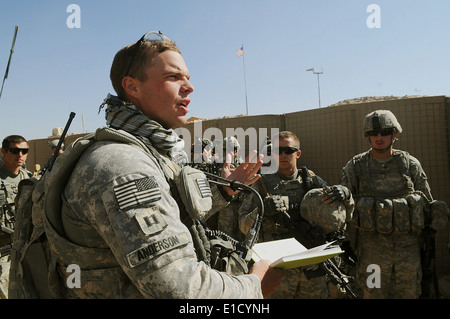 Stati Uniti Esercito Capt. Brandon Anderson, Sede azienda Commander, 4° Battaglione, XXIII reggimento di fanteria svolge una missione brie Foto Stock