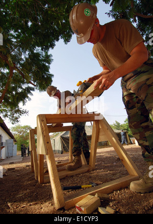 Stati Uniti Navy Builder di terza classe Daniel Hutchinson, sinistra e Utilitiesman 3rd Class Justin Natale, entrambi assegnati alla Naval Mobile Co Foto Stock