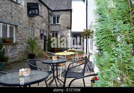 Una sosta per un periodo di riposo e di birra in un piccolo cortile interno a Kendal, Cumbria. Foto Stock