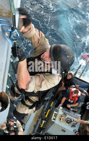 Stati Uniti I marinai con la visita, scheda, la ricerca e il sequestro dei team del guidato-missili cruiser USS Chosin (CG 65) pratica imbarco Foto Stock