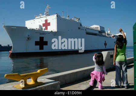 100501-N-3005A-055 SAN DIEGO (1 maggio 2010) le figlie del capo dell'Ospedale Cantorna Corpsman Wave addio al loro padre aboa Foto Stock