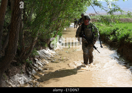 Stati Uniti I soldati di condurre una pattuglia smontati attraverso un torrente nel villaggio di Babus in Pol-e?Alam distretto di Afghanistan possono Foto Stock