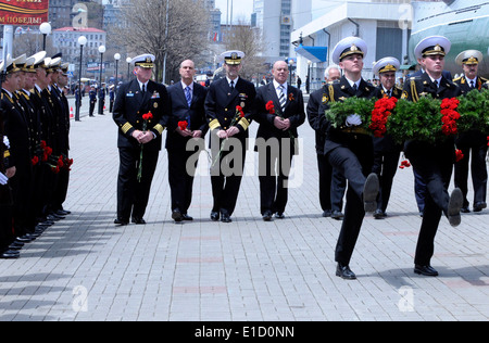 Stati Uniti Navy Vice Adm. John M. Bird, comandante della U.S. 7, della flotta e il cap. Rudy Lupton, comandante della USS Blue Ridge (LCC Foto Stock