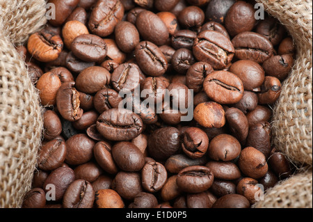 I chicchi di caffè closeup sul sacco di iuta Foto Stock