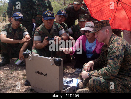 Stati Uniti Marine Sgt. Daniel L. Burgess, l'eliminazione degli ordigni esplosivi (EOD), destra, spiega come egli si avvale di attrezzature robotizzate per Royal T Foto Stock