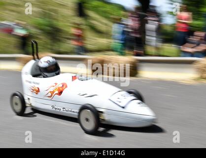 Rauen, Germania. 31 Maggio, 2014. Un soapbox in azione durante la soapbox car gara in Rauen, Germania, 31 maggio 2014. Più di cinquanta partecipanti prendono parte alla gravità racer gara. Foto: Patrick Pleul/dpa/Alamy Live News Foto Stock