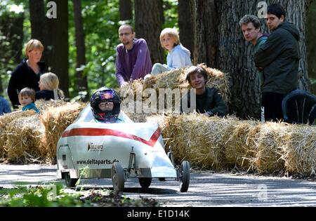 Rauen, Germania. 31 Maggio, 2014. Un soapbox in azione durante la soapbox car gara in Rauen, Germania, 31 maggio 2014. Più di cinquanta partecipanti prendono parte alla gravità racer gara. Foto: Patrick Pleul/dpa/Alamy Live News Foto Stock