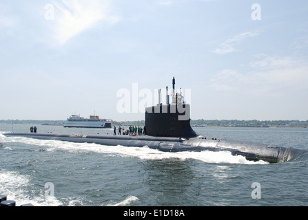 La Virginia-class attack submarine USS Nuovo Messico (SSN 779) transita il Tamigi per la sua nuova casa port al sottomarino navale Foto Stock