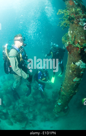 Stati Uniti Navy Hospital Corpsman 1a classe Michael Faasen, del Mobile Diving e unità di soccorso (MDSU) 2, e regionale del servizio di sicurezza Foto Stock