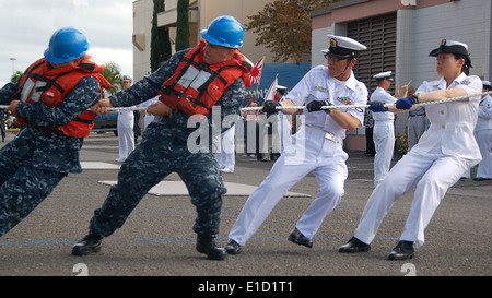 Da sinistra, U.S. Navy Seaman Colton Sears e specialista di operazioni di seconda classe Aaron Boyer, entrambi assegnati alla USS Lake Erie (CG 70 Foto Stock