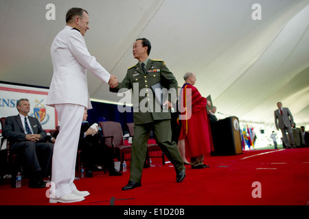 Presidente del Comune di capi di Stato Maggiore della Marina Militare Adm. Mike Mullen si congratula con un laureato della Difesa Nazionale Università classe o Foto Stock