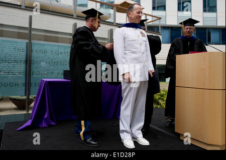 Presidente del Comune di capi di Stato Maggiore della Marina Militare Adm. Mike Mullen è presentato con una laurea honoris causa prima di parlare al Frederi Foto Stock