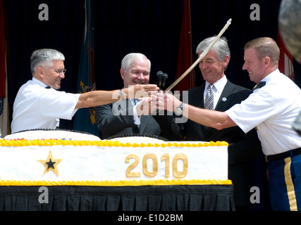 Da sinistra, U.S. Capo di Stato Maggiore dell Esercito gen. George W. Casey Jr., il Segretario della Difesa Robert M. Gates, segretario dell'esercito Giovanni Foto Stock
