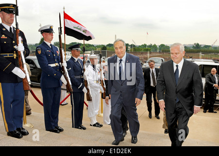 Il Segretario della Difesa Robert M. Gates, destra, accompagnatrici Ministro iracheno della difesa Abdul Qadir attraverso un onore cordon nella penna Foto Stock