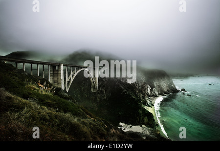 Bixby Bridge nella nebbia Foto Stock