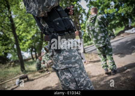 Milizia Pro-Russian checkpoint in Sloviansk durante 2014 Ucraina in conflitto Foto Stock