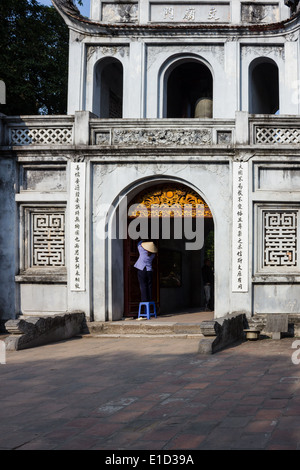 Il Tempio della Letteratura, costruito nel 1070, è un tempio di Tempio di Confucio ad Hanoi, in Vietnam del nord e una grande attrazione turistica. Foto Stock