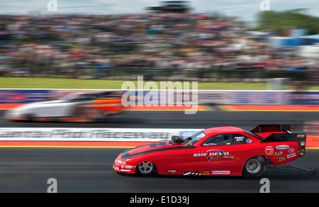 Top metanolo funny cars drag racing a Santa Pod. Stephanie Milam nearside Johan Lindburg lato lontano. Foto Stock