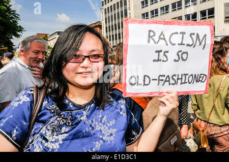 Belfast, Irlanda del Nord. 31 Maggio 2014 - Una donna che tiene un cartello che diceva "Il razzismo è così vecchia". Migliaia di persone si rivolgono per un anti-razzismo rally svoltasi a sostegno di Anna Lo LRD. Ms lo aveva minacciato di lasciare l'Irlanda del Nord a causa della quantità di attacchi razzisti. Credito: Stephen Barnes/Alamy Live News Foto Stock