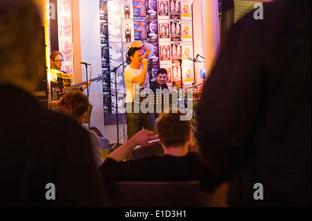 Le persone che prendono parte a 'Bandaoke' - live band karaoke a Aberystwyth Arts Center, Wales UK Foto Stock