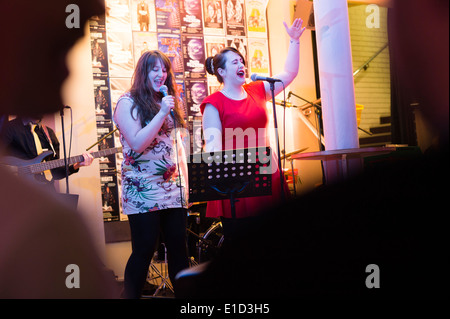 Due donne le ragazze che partecipano a "Bandaoke' - live band karaoke a Aberystwyth Arts Center, Wales UK Foto Stock