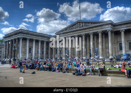 Immagine hdr di gente seduta fuori l'ingresso al British Museum di Londra, Inghilterra Foto Stock