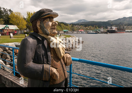 Elk203-1209 Canada, British Columbia, l'isola di Vancouver, Port Alberni, porto con la statua in legno Foto Stock