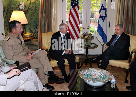 Presidente del Comune di capi di Stato Maggiore Adm. Mike Mullen e il Segretario della Difesa Robert M. Gates soddisfare di Israeliani primo ministe Foto Stock