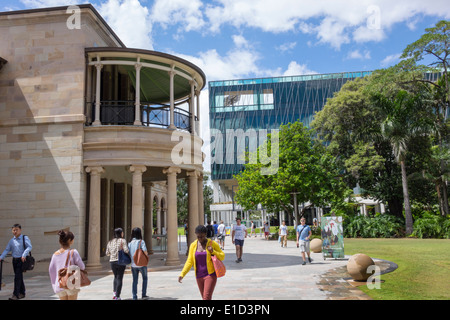 Brisbane Australia,QUT,Queensland University of Garden Point campus,studenti a piedi,donne nere,Old Government House,Student CEN Foto Stock
