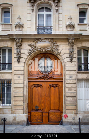 Ornato di porte in legno nel quartiere di Saint Germain-des-Pres Parigi Francia Foto Stock