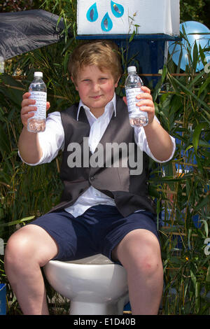 Preston, Regno Unito 31 maggio, 2014. Joe Williamson, 12 anni, un membro del Team Fellside Youth Club, a sostegno di acqua aiuto al Goosnargh & Whittingham Pentecoste Festival. Questo meraviglioso pezzo di patrimonio Inglese, che ha avuto luogo su una gloriosamente soleggiato sabato, è organizzato dal Comitato dei Festival e un gruppo di enorme dedicata agli amici in Goosnargh & Whittingham, vicino alla città di Preston nel Lancashire, Nord Ovest Inghilterra. Credito: Mar fotografico/Alamy Live News Foto Stock