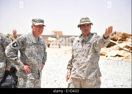 Stati Uniti Esercito Col. Arthur Kandarian (destra) Mutandine gen. David H. Petraeus a Kandahar, Afghanistan, il 9 luglio 2010. Petraeus è c Foto Stock