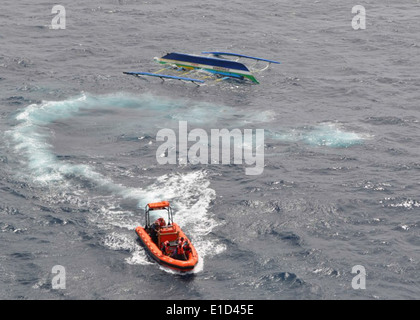 Una struttura rigida dello scafo di imbarcazione gonfiabile dal militare Sealift il comando della flotta oliatore di rifornimento USNS John Ericsson (T-AO 194) restituisce Foto Stock