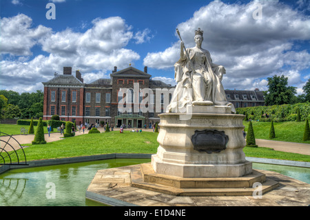 Immagine hdr di una statua della regina Victoria al di fuori del Palazzo di Kensington a royal residence situato in giardini di Kensington, London, Englan Foto Stock