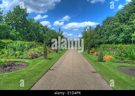 Immagine hdr di aiuole fiorite e la passerella a Regents Park, Londra, Inghilterra Foto Stock